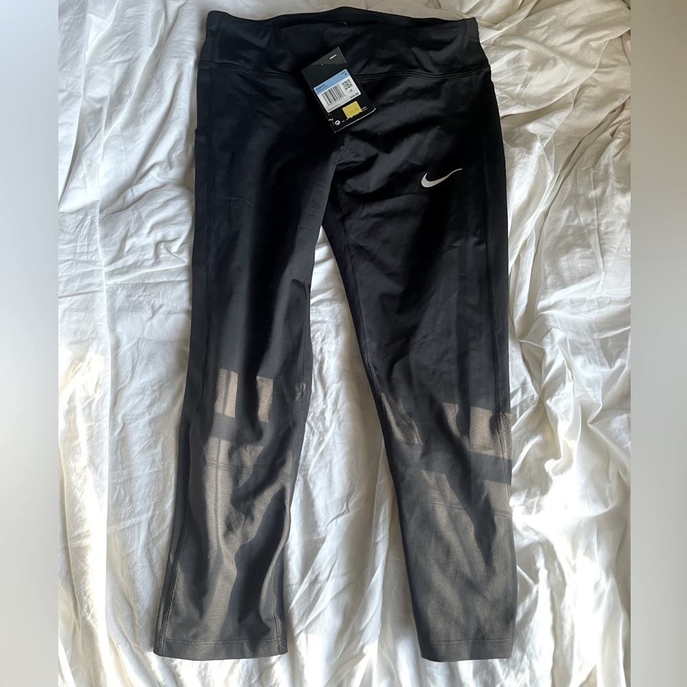 Women’s Dri-Fit 3/4 length leggings.